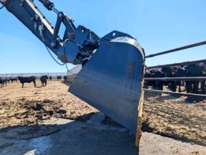 Shimek Bucket feedlot efficiency as operator tilts to prevent sticking and bridging