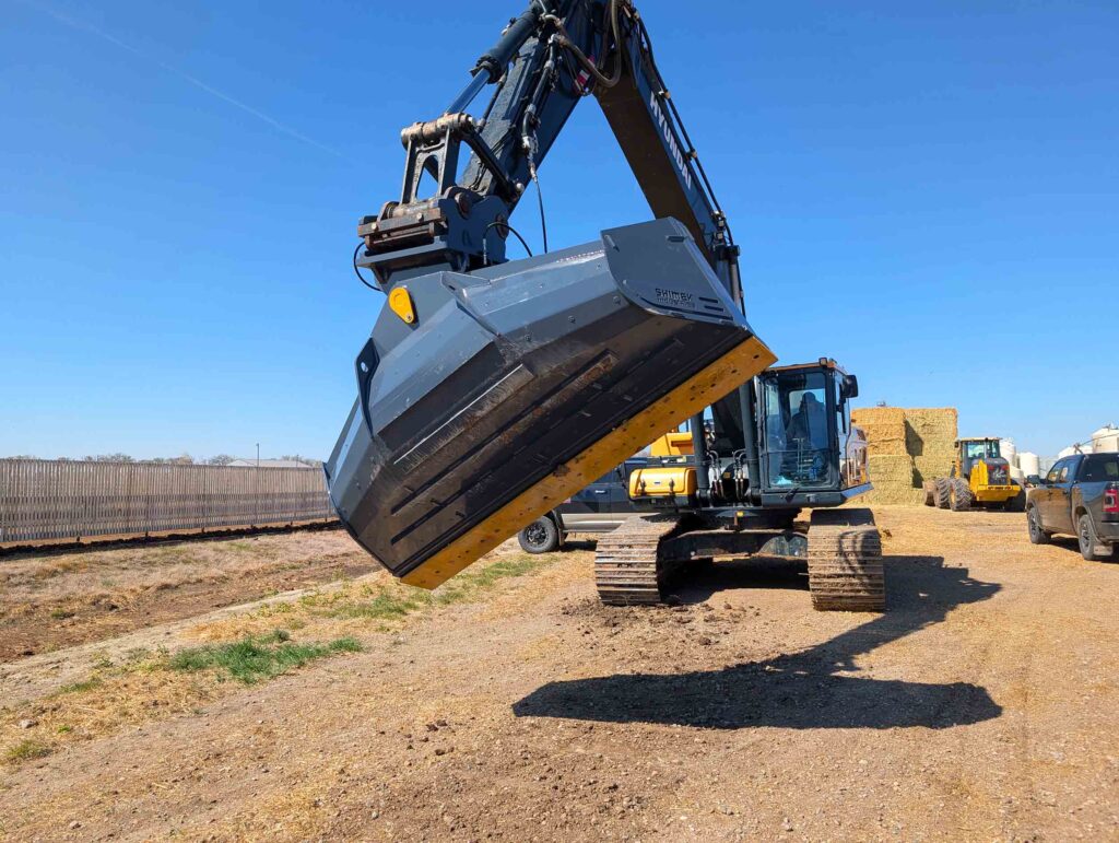Shimek Bucket feedlot efficiency: bucket tilting to unload silage cleanly